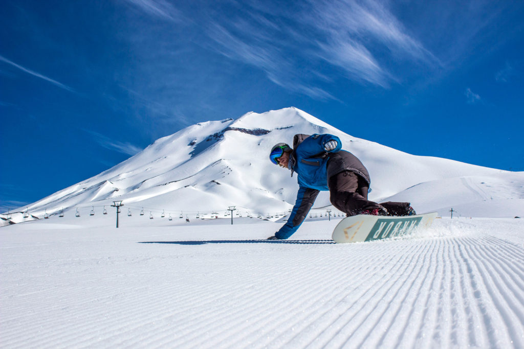 homem praticando snowboard