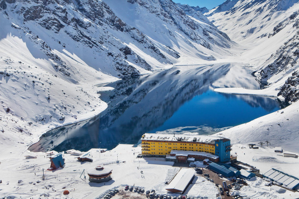 lagoa em meio a cordilheira dos andes com muita neve. 