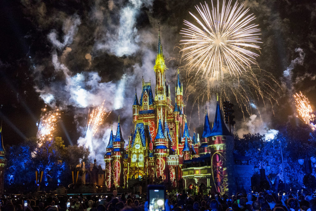 Fogos de artifícios no Castelo do Magic Kingdom em Orlando