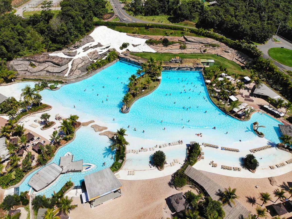 vista aérea de uma praia artificial no rio quente resorts