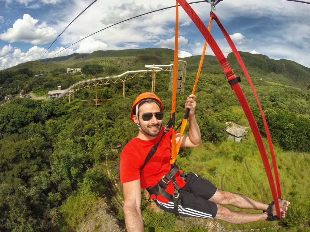 Mega Tirolesa do Hot Park