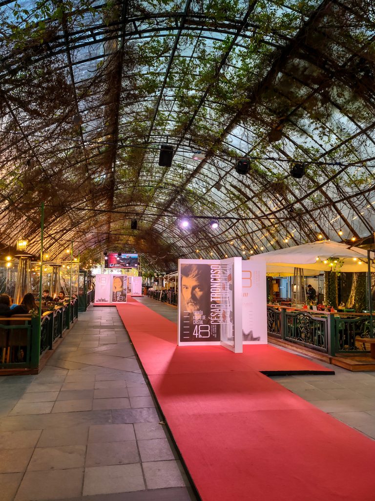 Faça fotos e vídeos incríveis de viagem com o motorola edge+ gramado rua coberta edgeplus