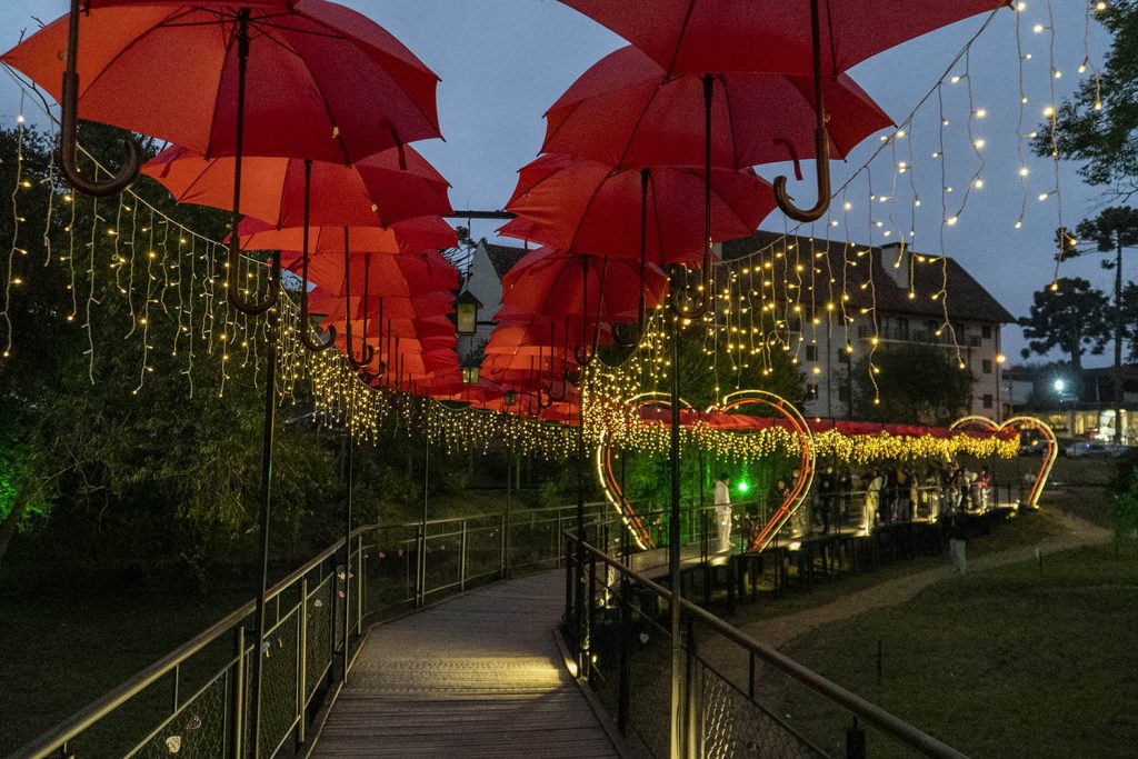 passarela com cobertura de guardas-chuva em Campos do Jordão