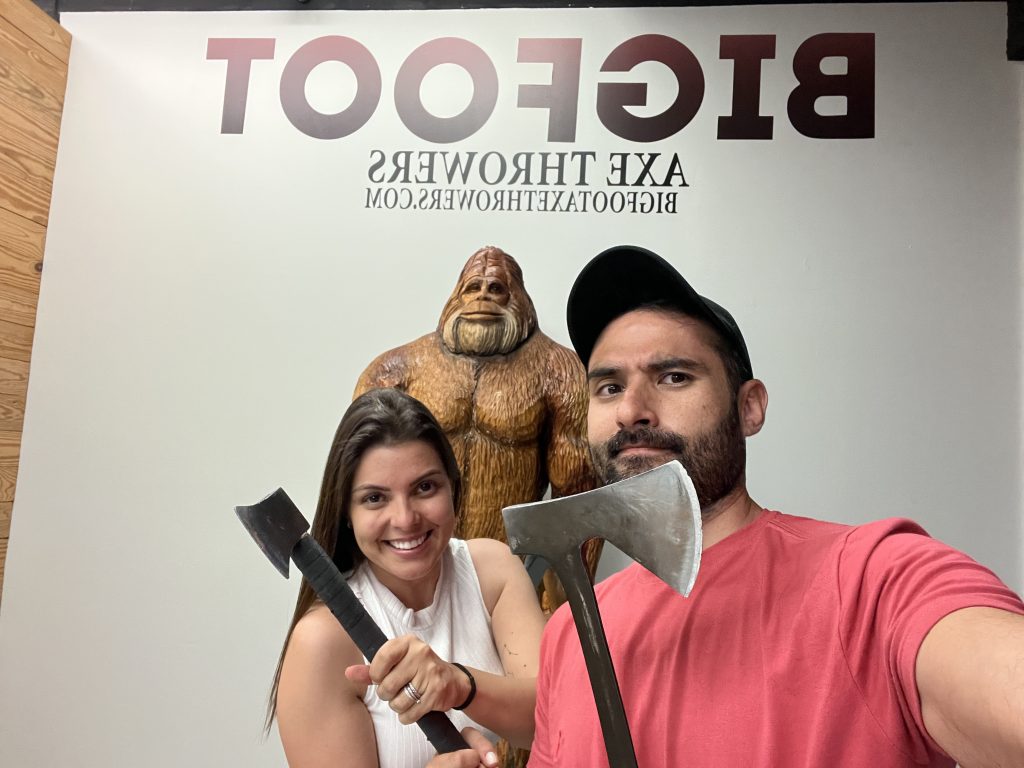 Casal segurando machados