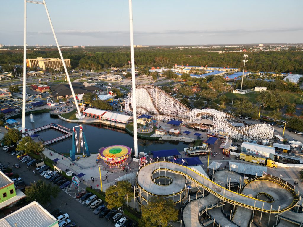 Diversas atrações de um parque de diversões em Kissimmee