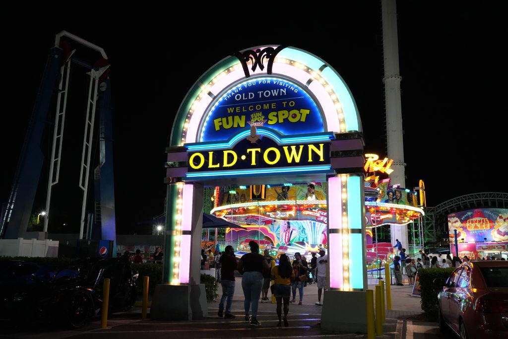 Entrada de neon em Old Town em Kissimmee