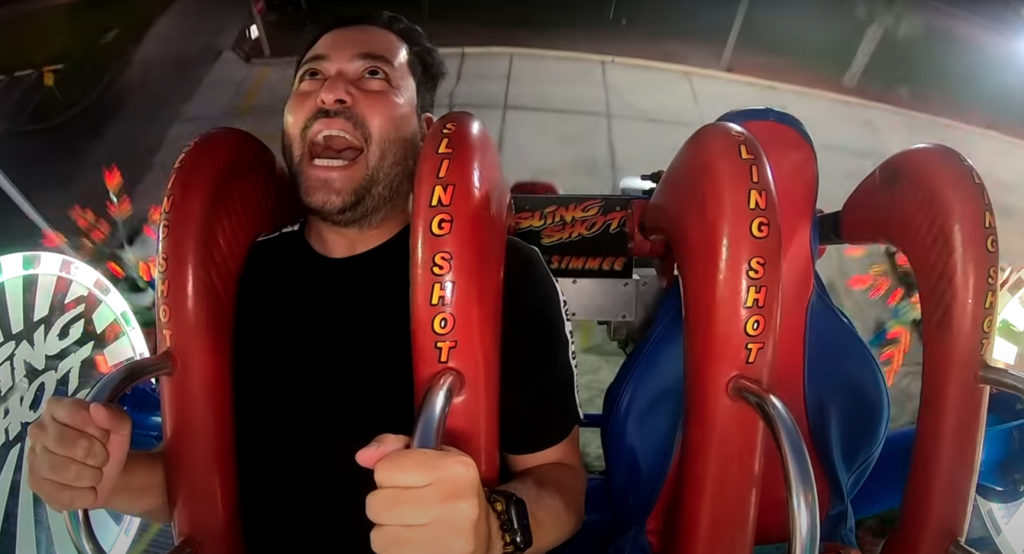 Homem em um brinquedo radical em kissimmee