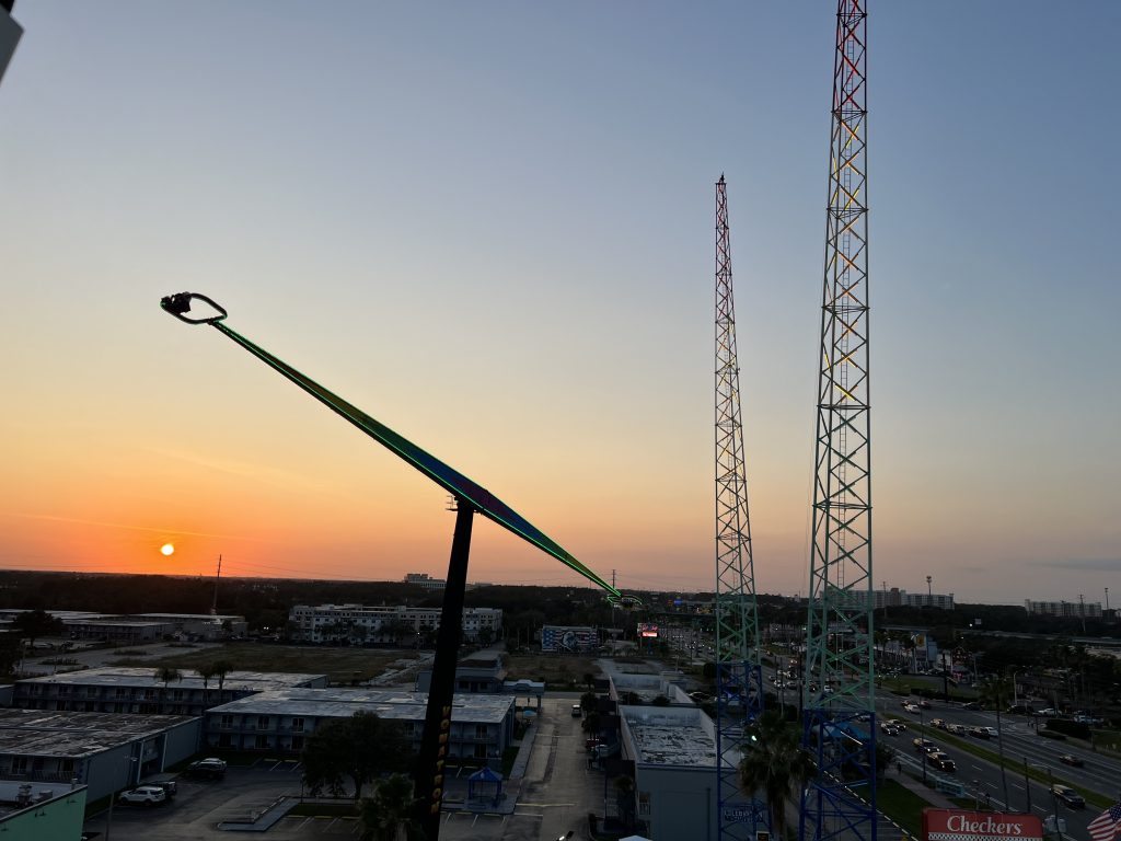 Atração radical em kissimmee com pôr do sol ao fundo
