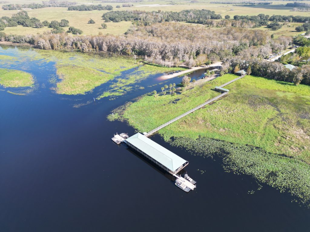 Pântano com barcos estacionados em Kissimmee