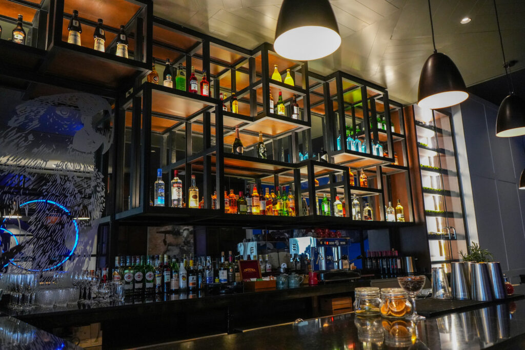 bar com garrafas de bebidas