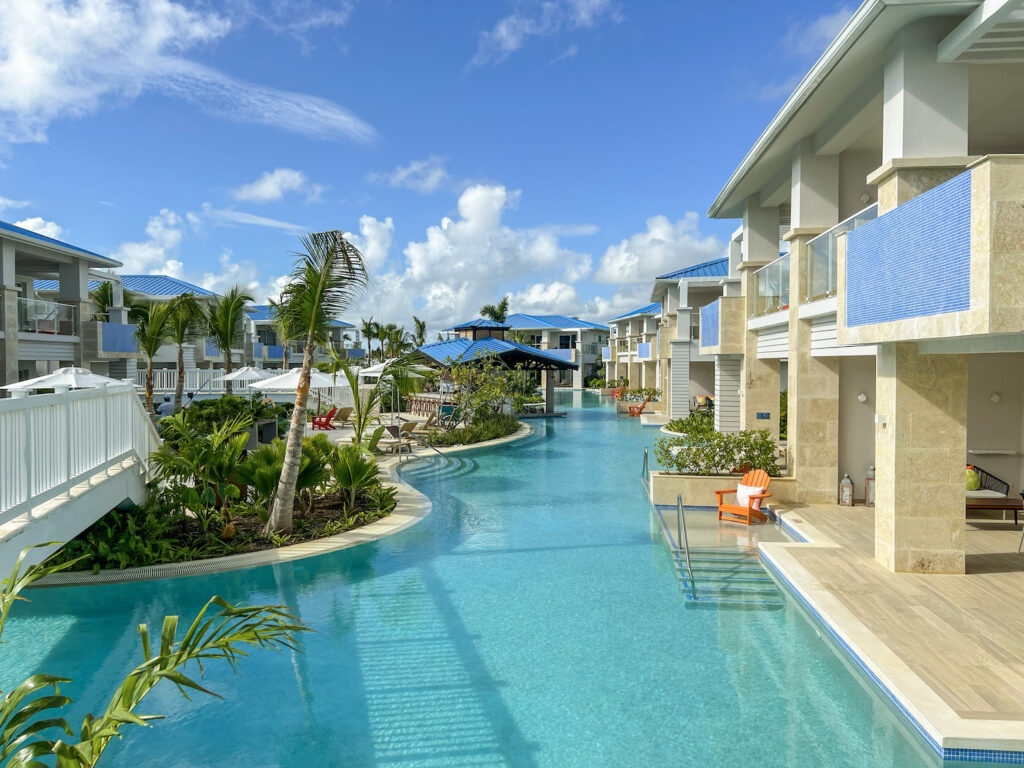 piscina em quarto de resort de punta cana