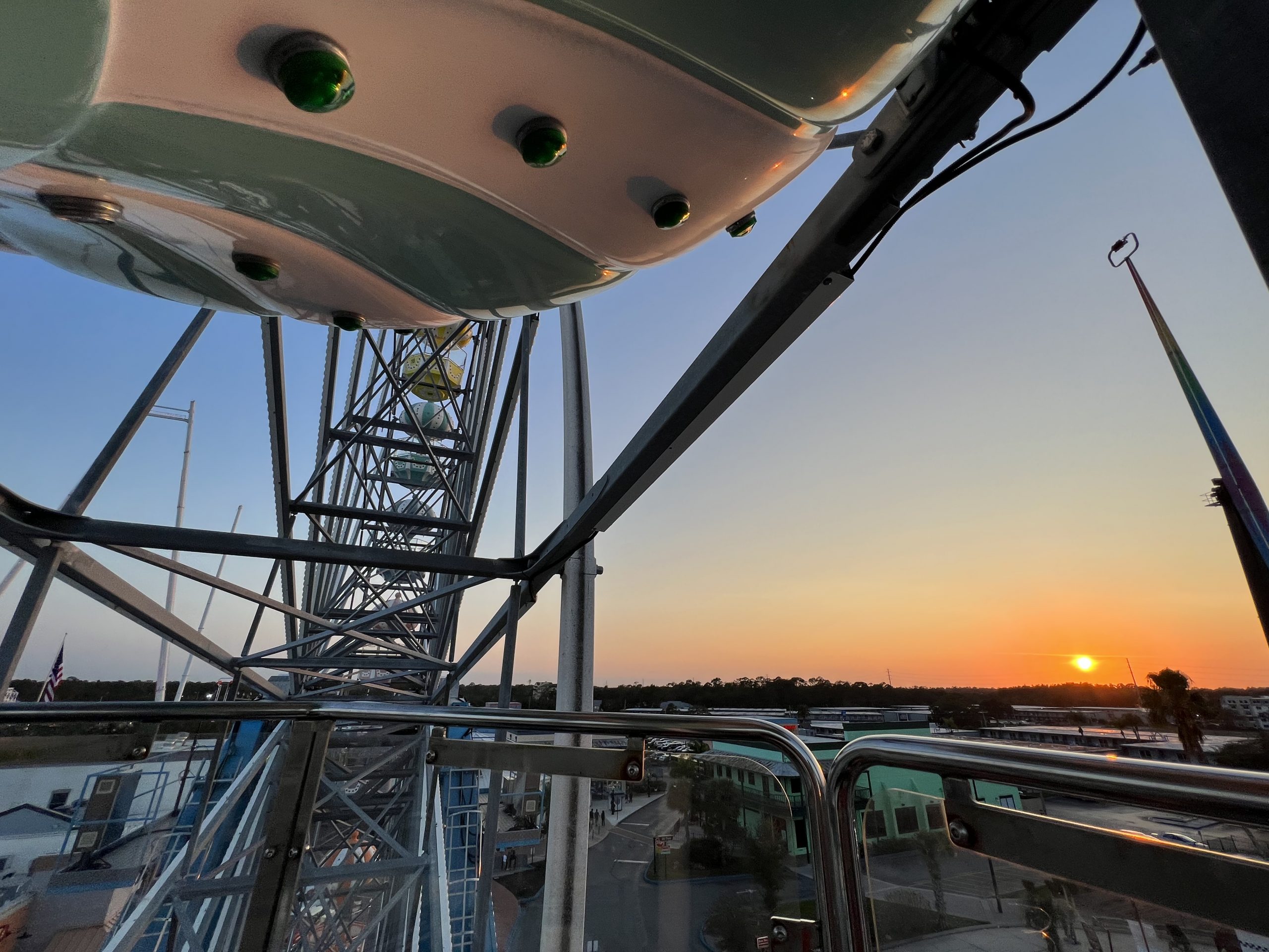 Roda gigante em Kissimmee com pôr do sol ao fundo