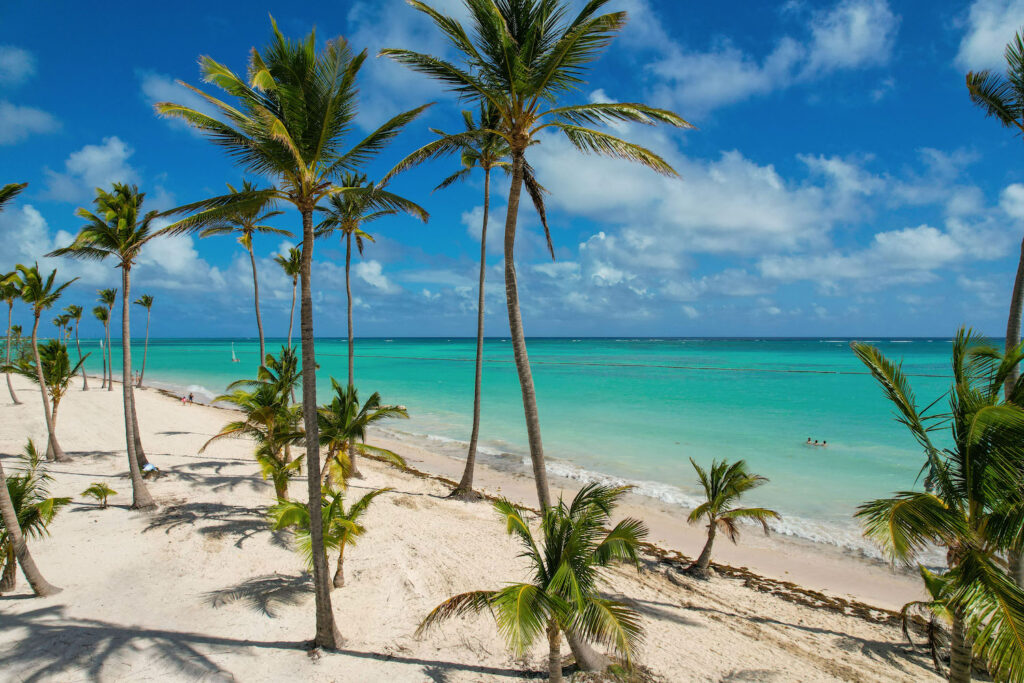 praia com água cristalina em punta cana