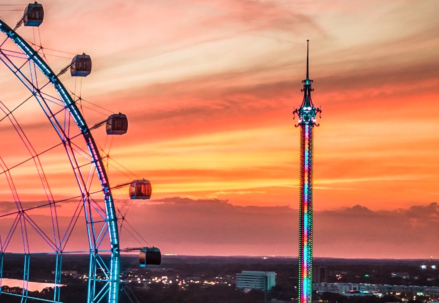 pedaço de uma roda gigante no sunset