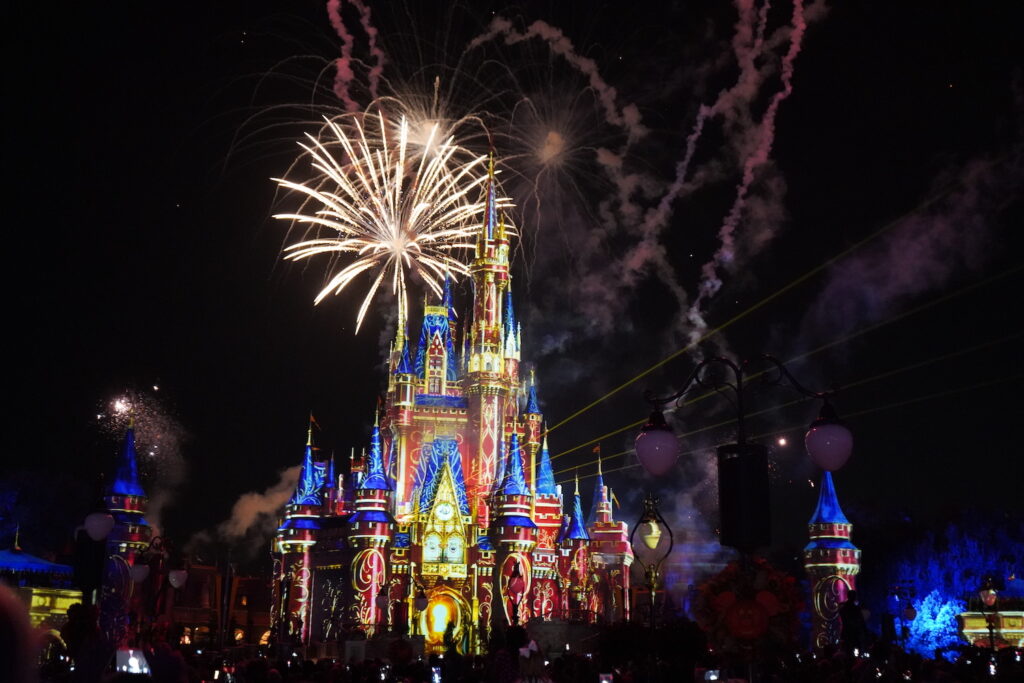 castelo com projeção e fogos de artifício