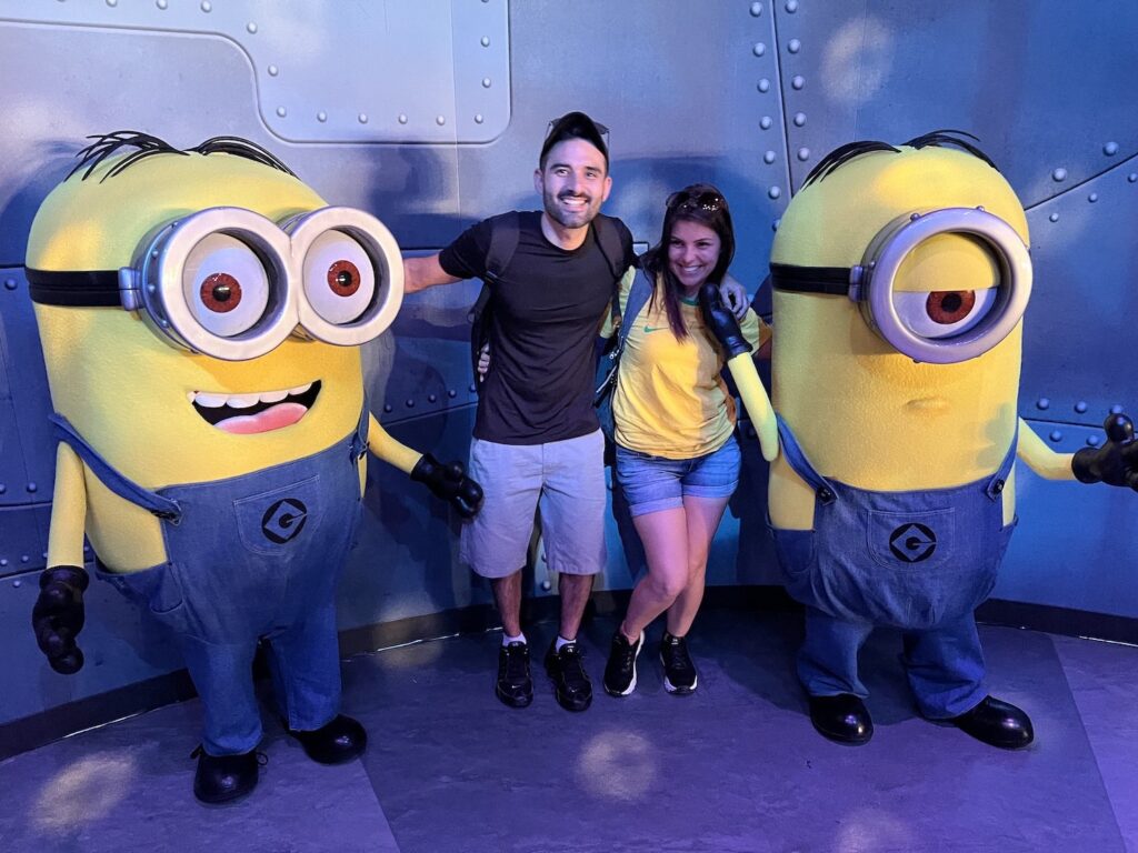 casal posando para foto com os personagens Minions