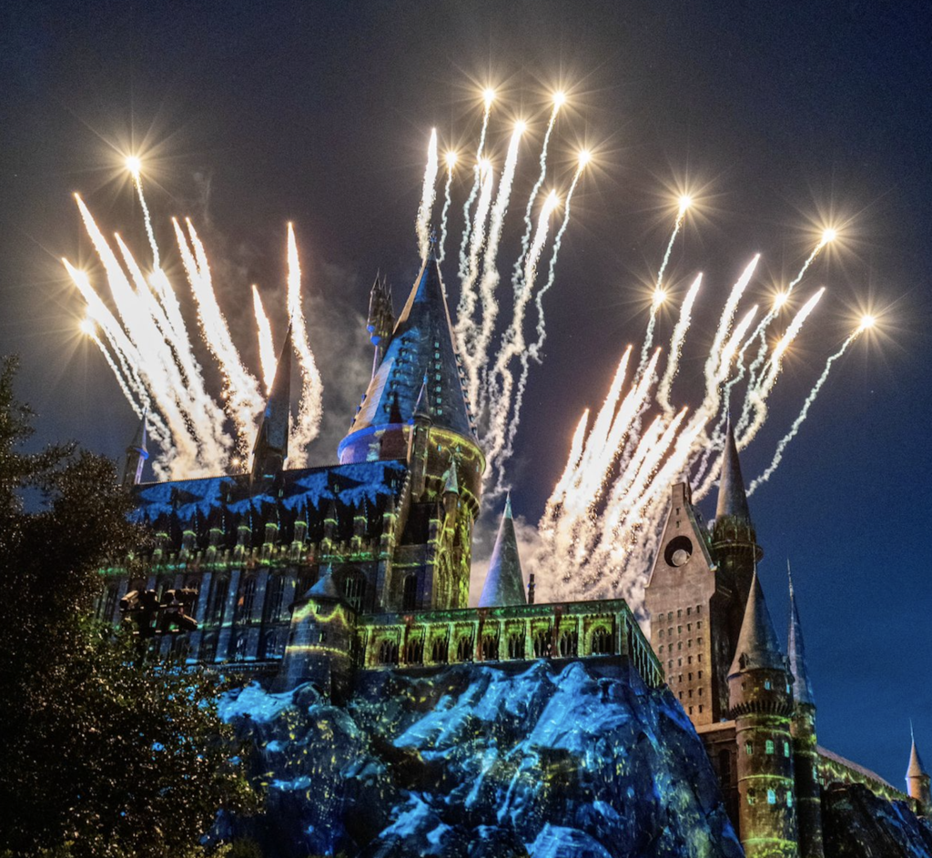 imagem noturna de castelo com fogos de artificio