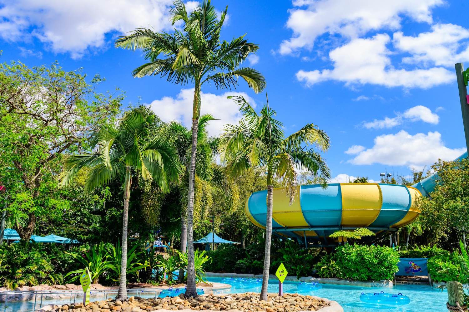 natureza com piscina e um toboagua