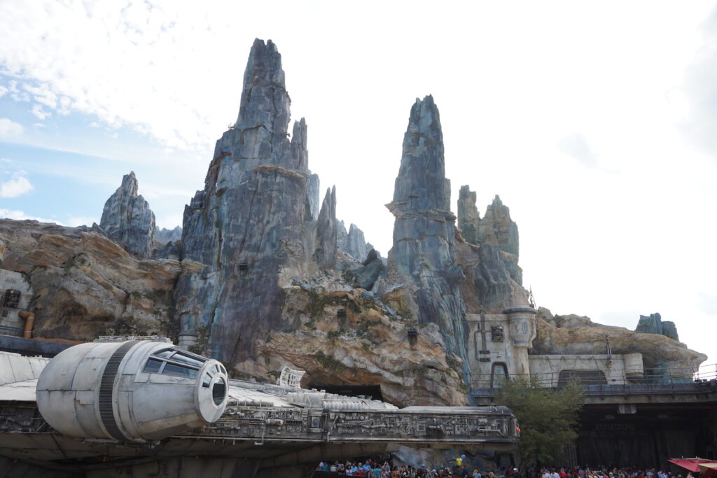 espaço nave e rochas como o cenário do Star Wars