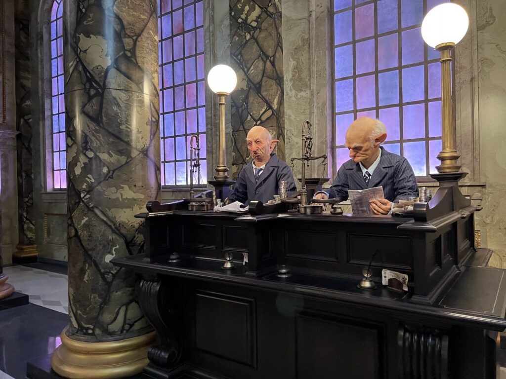 dois bonecos trabalhando no banco de gringotts