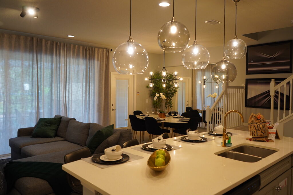 sala e cozinha de uma casa