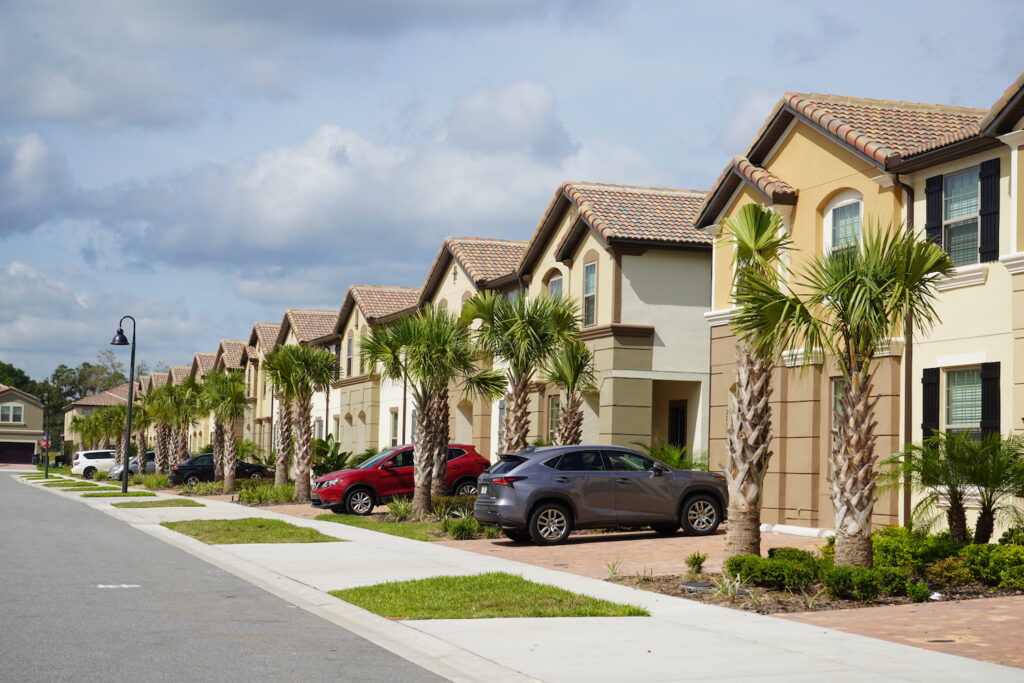 diversas fachadas de casa com carros estacionados