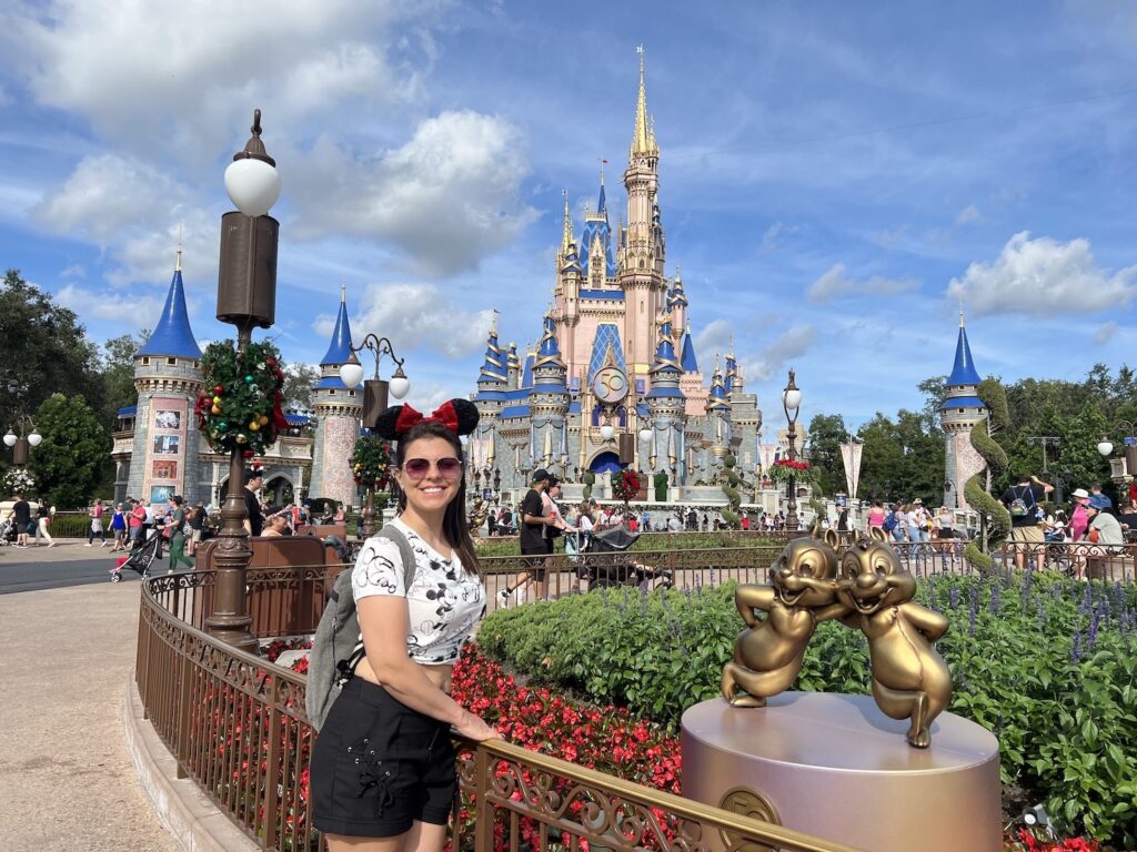 Castelo ao fundo com uma mulher posando para foto