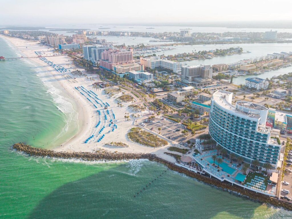 imagem aerea de praia e cidade clearwater