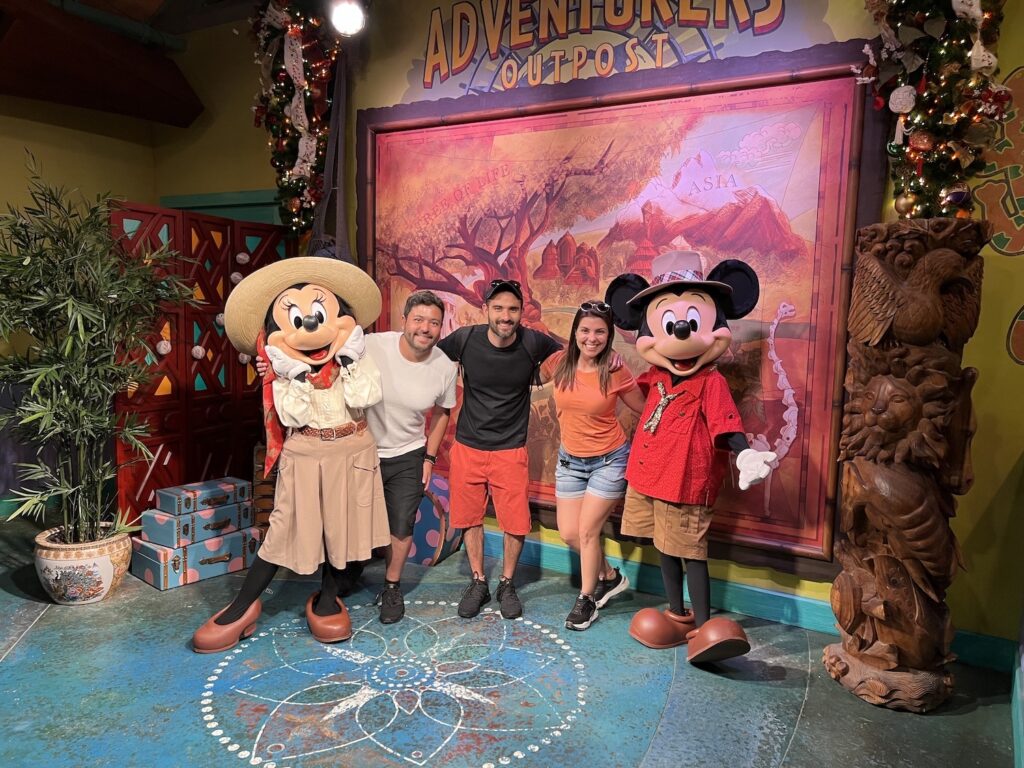 mickey e minie tirando fotos com pessoal