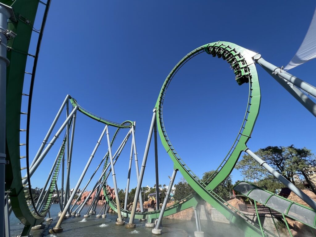 montanha russa com carrinho de ponta cabeça