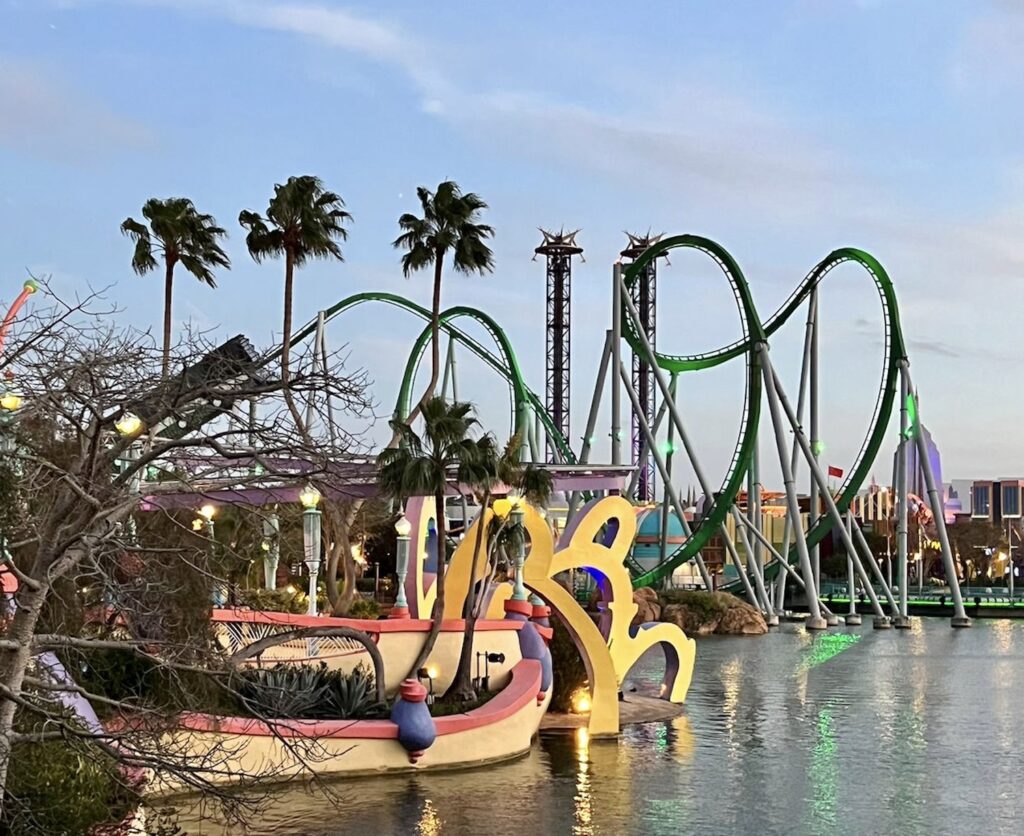 lago com montanha russa ao fundo
