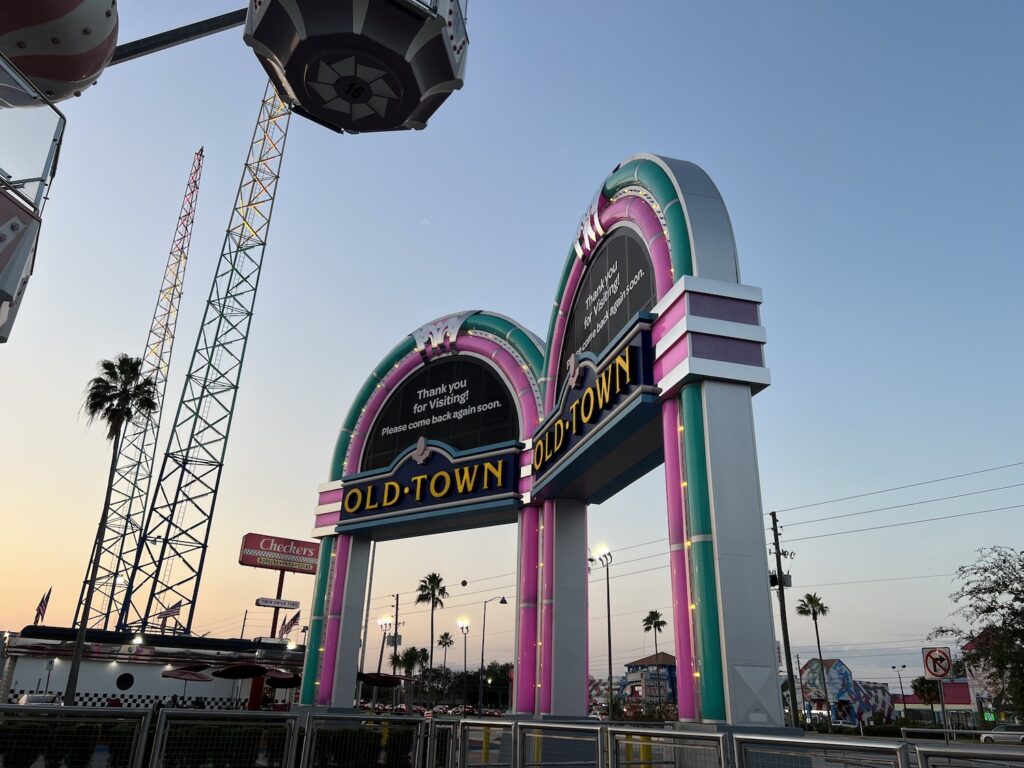 pórtico de old town com roda gigante