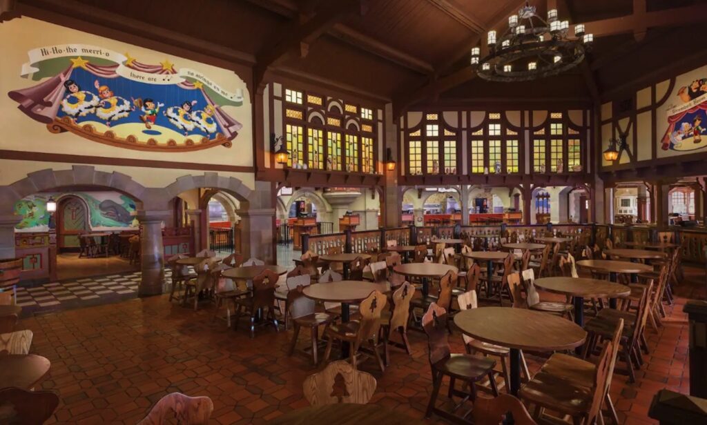 espaço com diversas mesas para alimentação