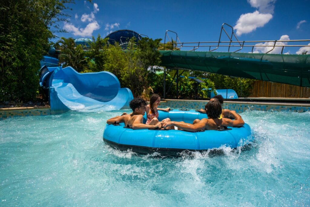 4 pessoas em uma boia em uma piscina