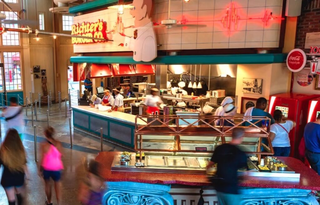 restaurante fast food em intenso movimento