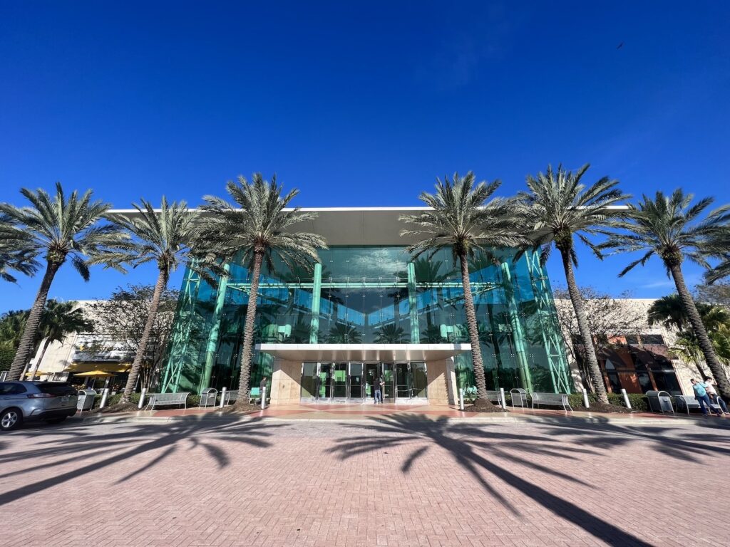 fachada de um shopping center