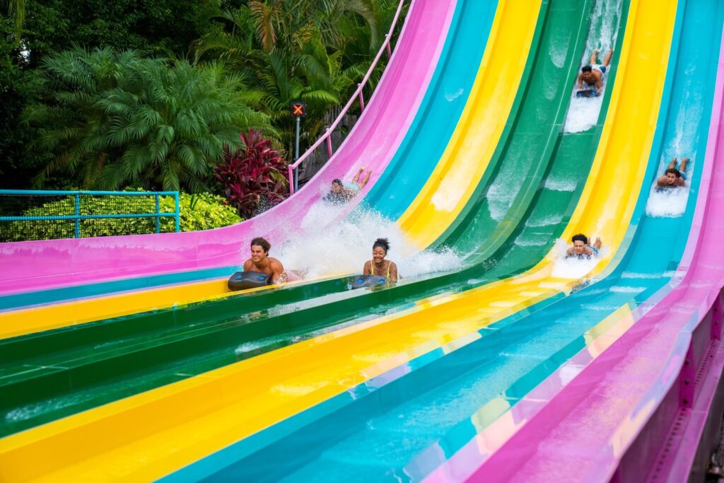 pessoas com tapetes em escorregador de agua