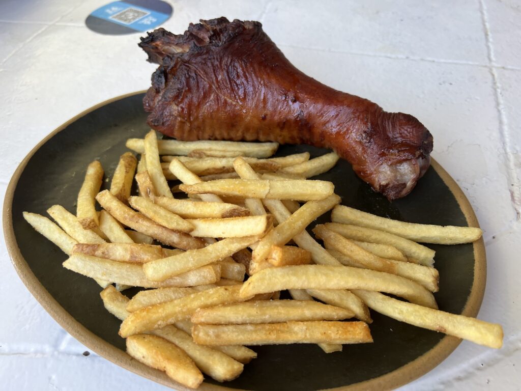 prato com coxa de peru e batata frita