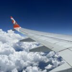 nuvens e aza de um avião no céu