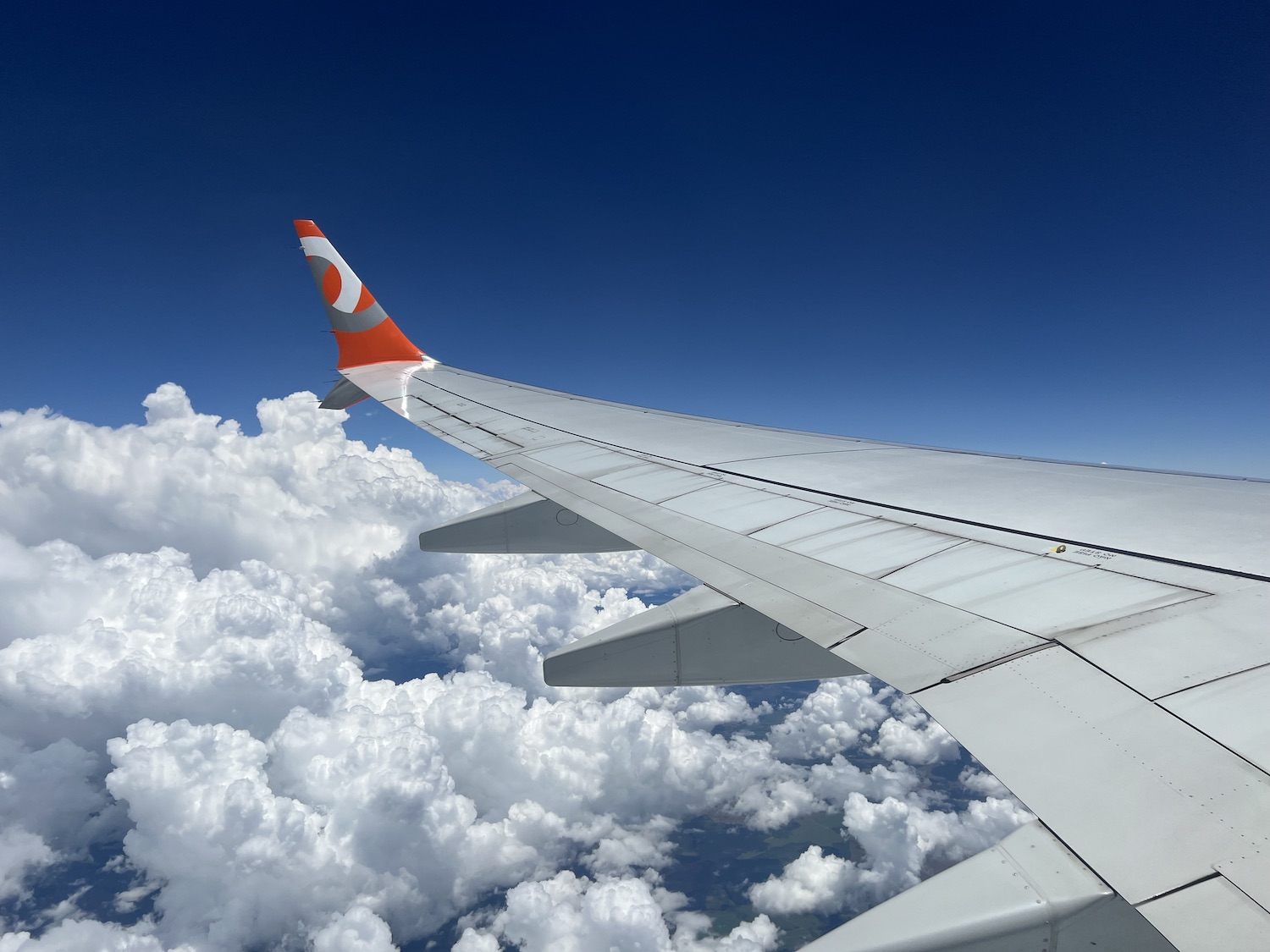 nuvens e aza de um avião no céu