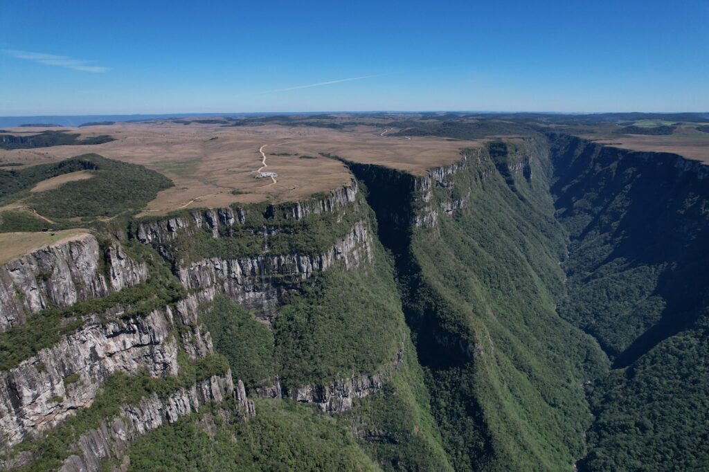 Grande cânion com céu azulado.