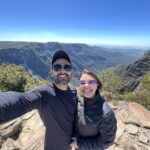 Casal fazendo selfie em frente aos cânions