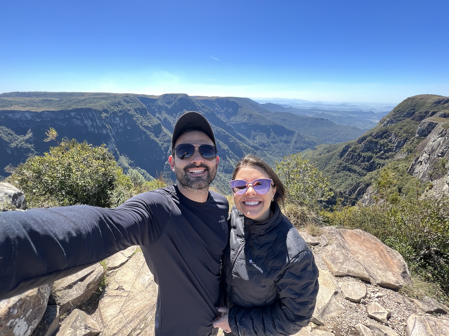 Casal fazendo selfie em frente aos cânions