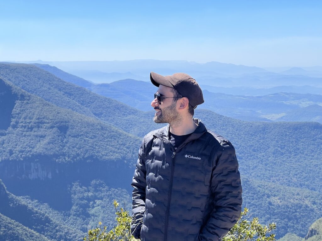 Homem com jaqueta preta em meio a natureza