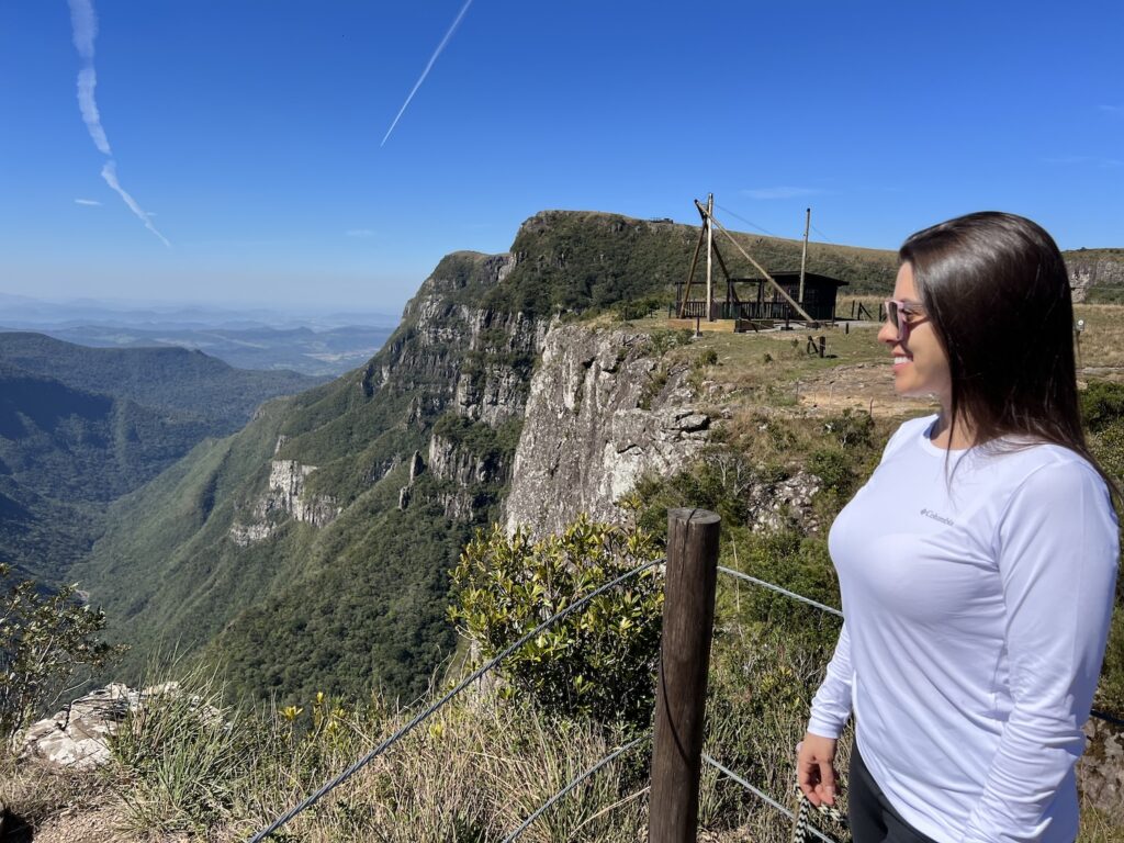 Mulher com blusa branca admirando a natureza