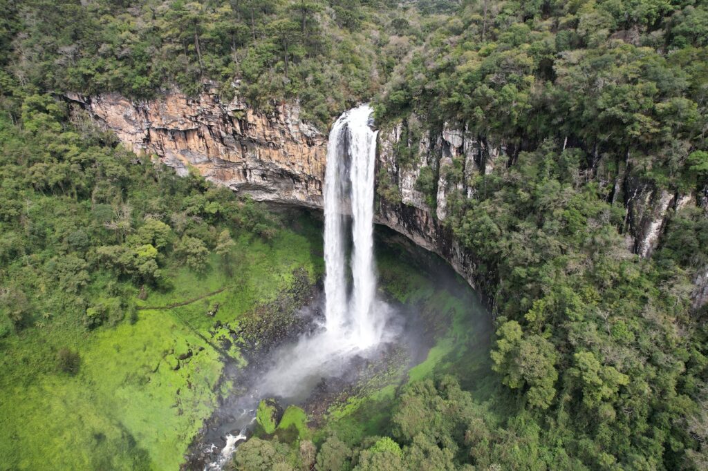 Cascata em veio a vegetação.