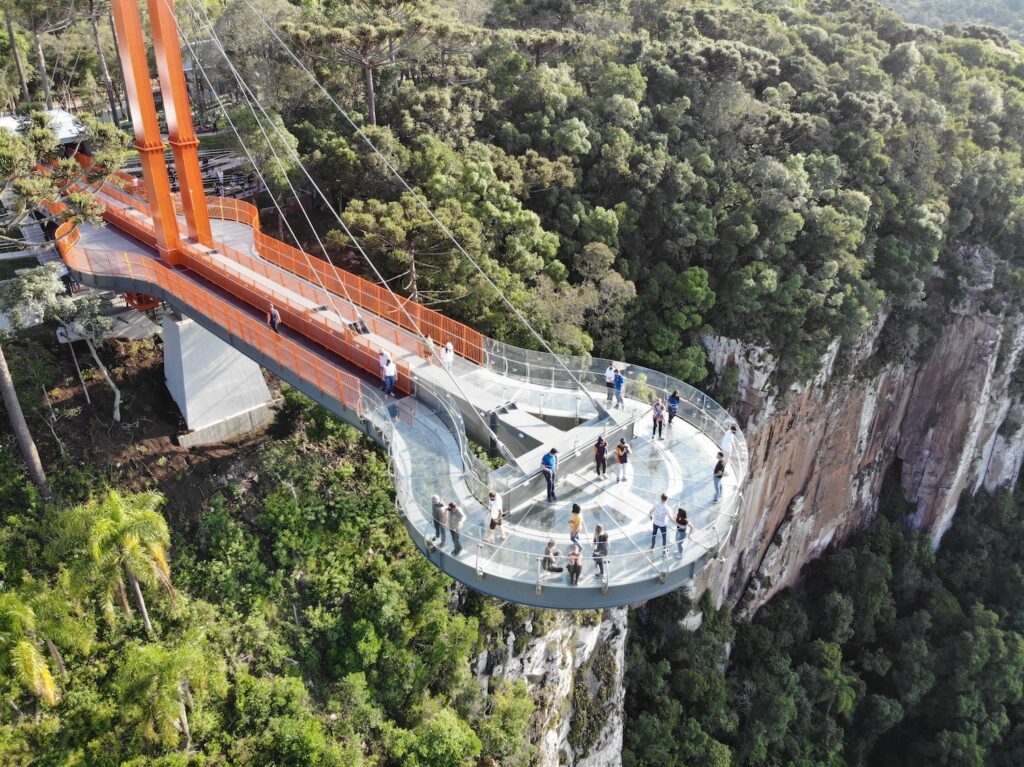 Passarela de vidro em meio a um abismo.