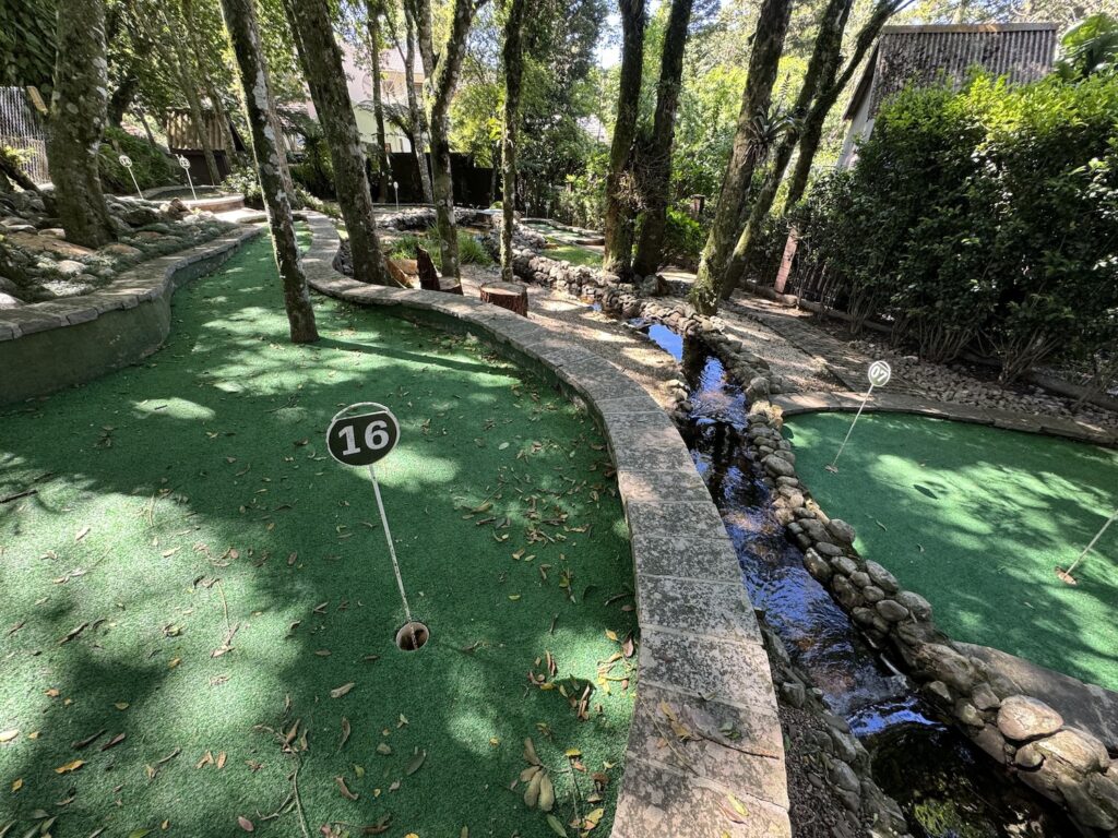 Pista de mini golf em meio a natureza