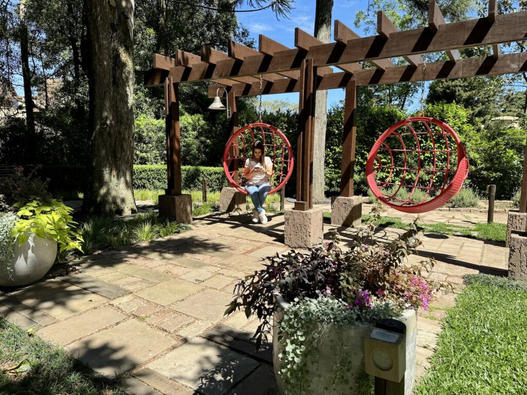 mulher sentada em balanços redondos