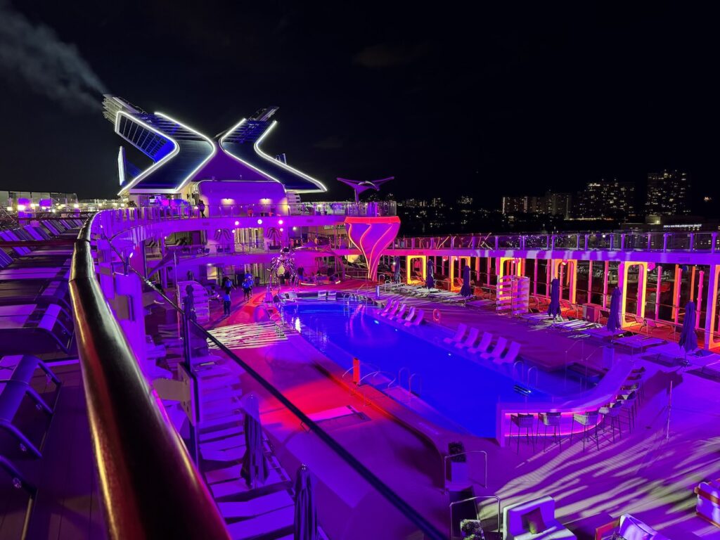 estrutura de lazer de um navio durante a noite